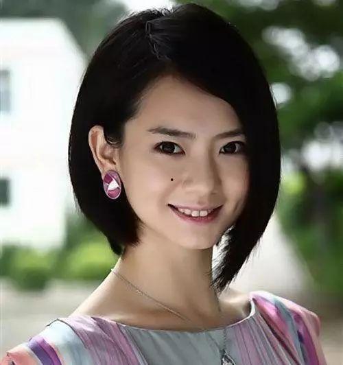 娱乐吃瓜猫戚薇,娱乐吃瓜猫的时尚生活与演艺事业